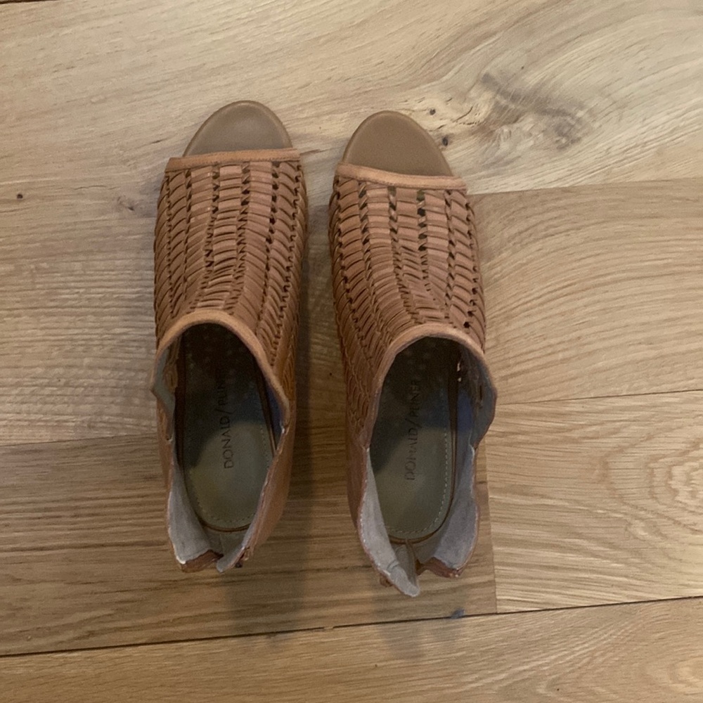 Wore 2/3 times. I have too many shoes and need to clear my closet out😜
